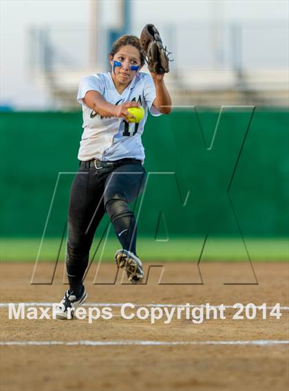 Thumbnail 2 in La Vernia vs. King (3A Regional Semifinal) photogallery.