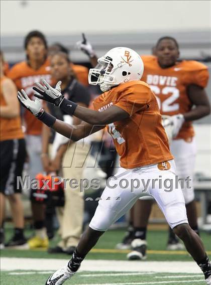 Thumbnail 1 in Karr vs. Bowie (Kirk Herbstreit National Kickoff Classic) photogallery.