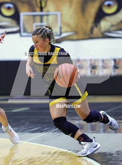 Thumbnail 3 in Malakoff vs. Millsap (Kaufman Holiday Tournament) photogallery.