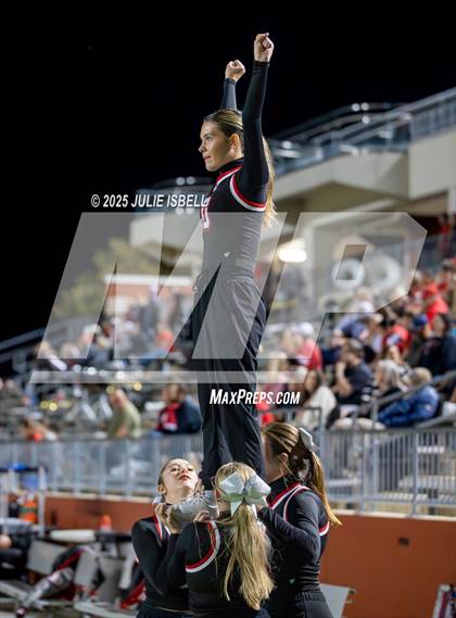 Thumbnail 1 in Grapeland vs. Deweyville (UIL 2A D2 Football Bi-District) photogallery.