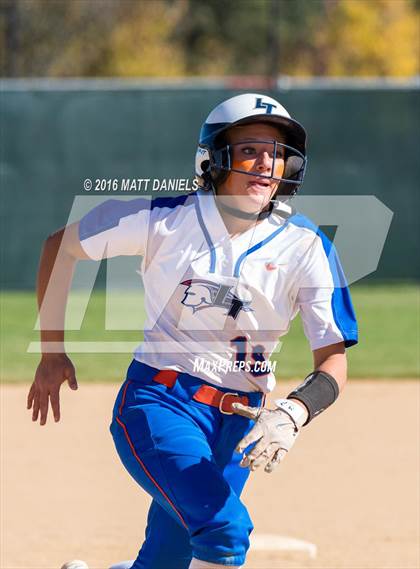 Thumbnail 3 in Legend vs. Dakota Ridge (CHSAA 5A Region 6 Playoff) photogallery.