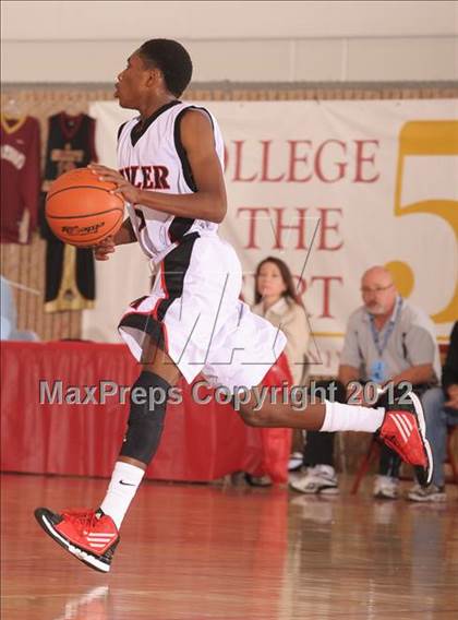 Thumbnail 3 in Moorpark vs. Miller (MaxPreps Holiday Classic) photogallery.