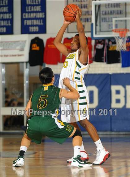 Thumbnail 2 in Moorpark vs. Edison (MaxPreps Holiday Classic) photogallery.