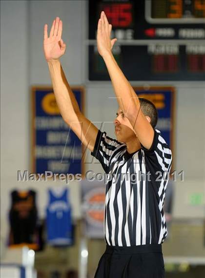 Thumbnail 2 in Moorpark vs. Edison (MaxPreps Holiday Classic) photogallery.
