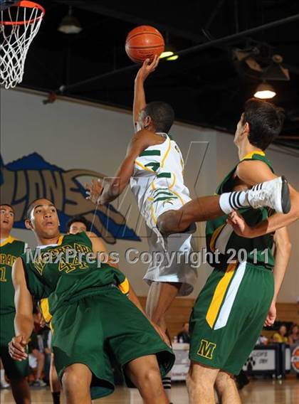 Thumbnail 2 in Moorpark vs. Edison (MaxPreps Holiday Classic) photogallery.