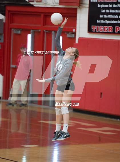 Thumbnail 1 in Paloma Valley vs. Elsinore photogallery.