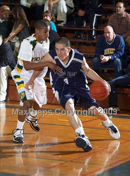Thumbnail 2 in Castro Valley vs. Clovis East (Gridley Invitational) photogallery.