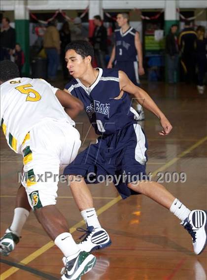 Thumbnail 1 in Castro Valley vs. Clovis East (Gridley Invitational) photogallery.
