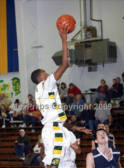 Thumbnail 1 in Castro Valley vs. Clovis East (Gridley Invitational) photogallery.