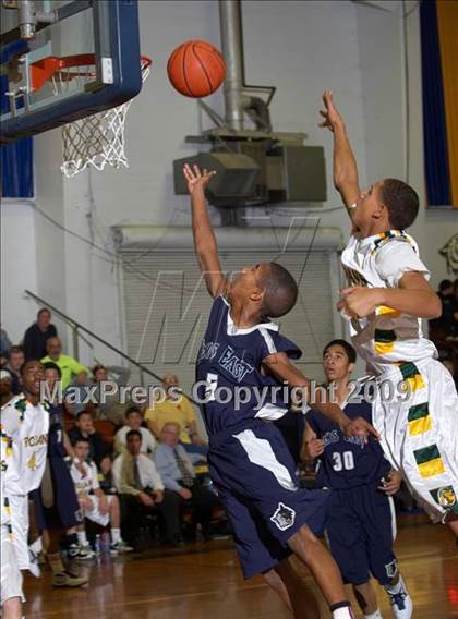 Thumbnail 3 in Castro Valley vs. Clovis East (Gridley Invitational) photogallery.