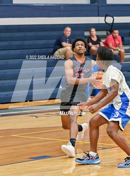 Thumbnail 3 in Gibbs vs Southeast. (The Hoop Vibe) photogallery.