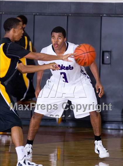 Thumbnail 2 in Marshall vs Humble (McDonald's Texas Invitational) photogallery.