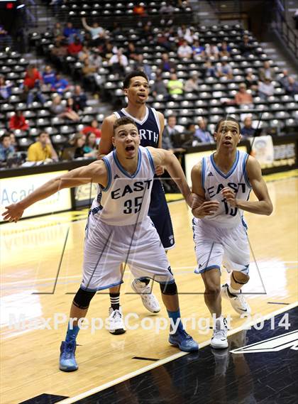 Thumbnail 2 in East vs. Blue Valley North (KSHSAA 6A Quarterfinal) photogallery.