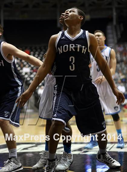 Thumbnail 2 in East vs. Blue Valley North (KSHSAA 6A Quarterfinal) photogallery.