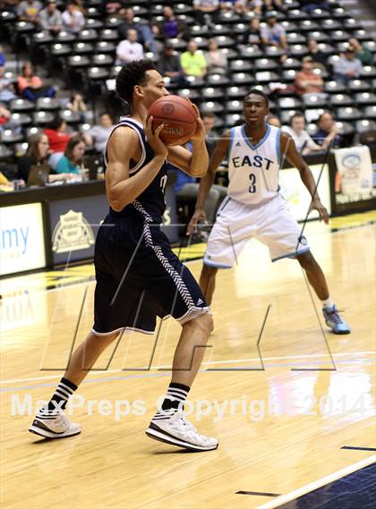 Thumbnail 3 in East vs. Blue Valley North (KSHSAA 6A Quarterfinal) photogallery.