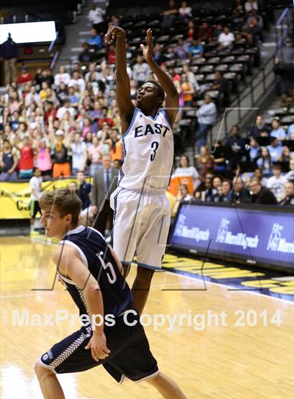 Thumbnail 2 in East vs. Blue Valley North (KSHSAA 6A Quarterfinal) photogallery.