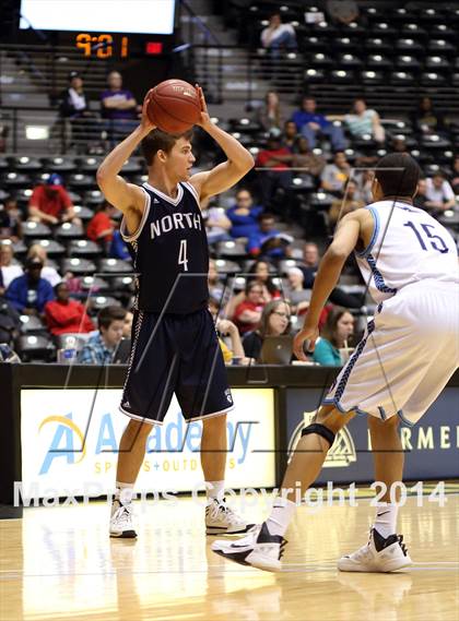 Thumbnail 2 in East vs. Blue Valley North (KSHSAA 6A Quarterfinal) photogallery.