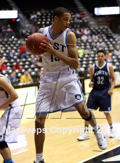 Thumbnail 2 in East vs. Blue Valley North (KSHSAA 6A Quarterfinal) photogallery.