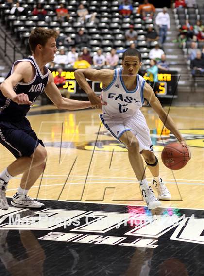 Thumbnail 2 in East vs. Blue Valley North (KSHSAA 6A Quarterfinal) photogallery.