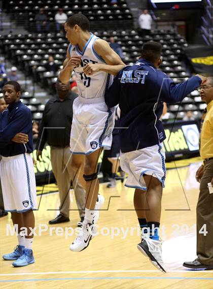 Thumbnail 2 in East vs. Blue Valley North (KSHSAA 6A Quarterfinal) photogallery.