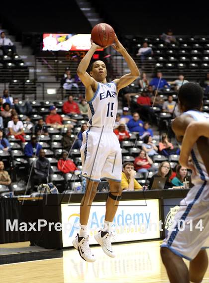 Thumbnail 2 in East vs. Blue Valley North (KSHSAA 6A Quarterfinal) photogallery.