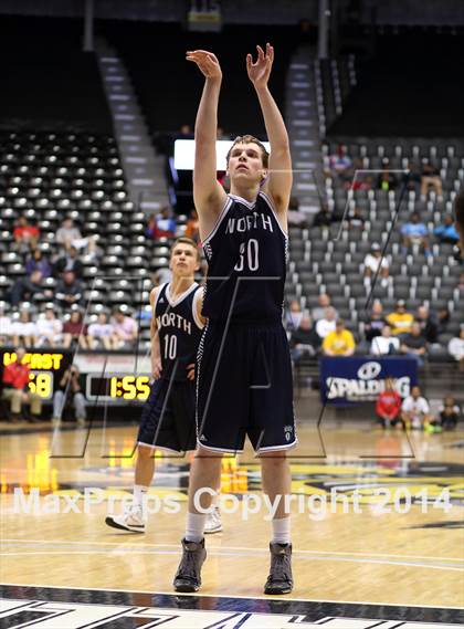 Thumbnail 3 in East vs. Blue Valley North (KSHSAA 6A Quarterfinal) photogallery.