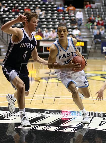 Thumbnail 3 in East vs. Blue Valley North (KSHSAA 6A Quarterfinal) photogallery.