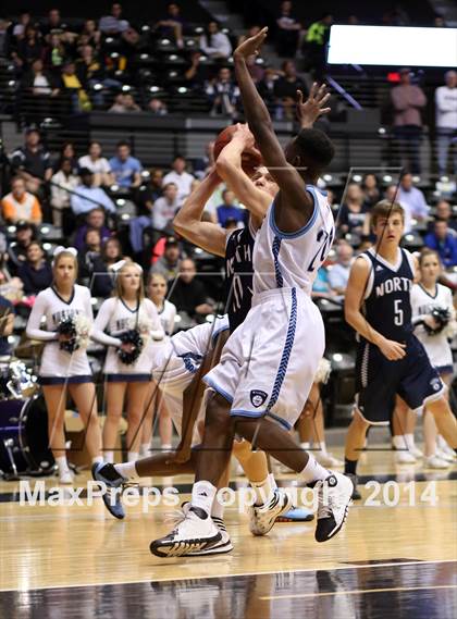 Thumbnail 2 in East vs. Blue Valley North (KSHSAA 6A Quarterfinal) photogallery.
