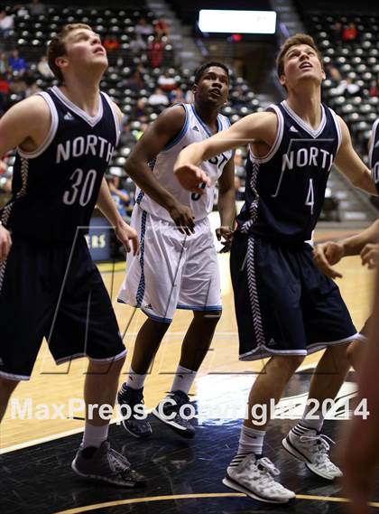 Thumbnail 2 in East vs. Blue Valley North (KSHSAA 6A Quarterfinal) photogallery.