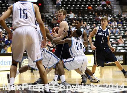 Thumbnail 2 in East vs. Blue Valley North (KSHSAA 6A Quarterfinal) photogallery.