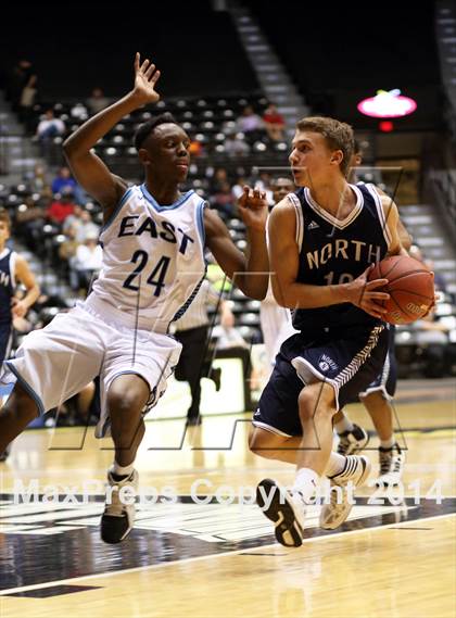 Thumbnail 2 in East vs. Blue Valley North (KSHSAA 6A Quarterfinal) photogallery.