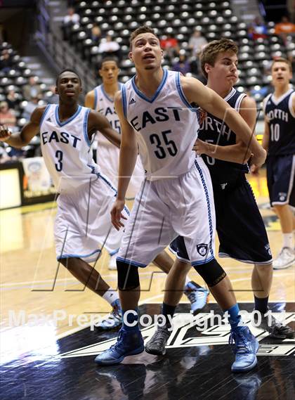Thumbnail 2 in East vs. Blue Valley North (KSHSAA 6A Quarterfinal) photogallery.
