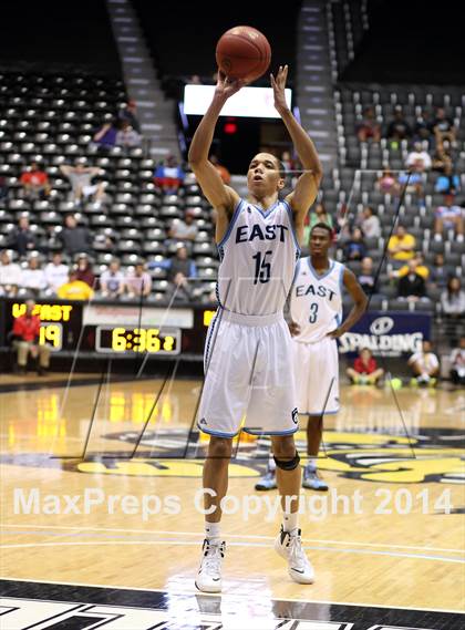 Thumbnail 3 in East vs. Blue Valley North (KSHSAA 6A Quarterfinal) photogallery.