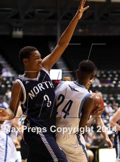 Thumbnail 2 in East vs. Blue Valley North (KSHSAA 6A Quarterfinal) photogallery.