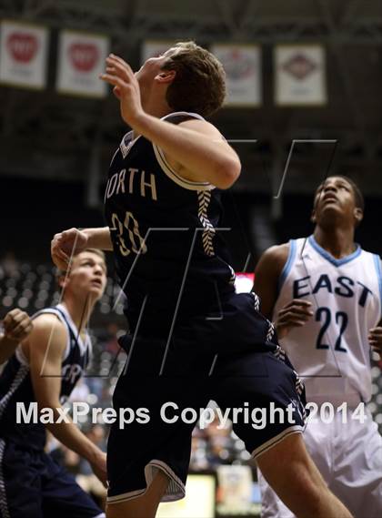Thumbnail 2 in East vs. Blue Valley North (KSHSAA 6A Quarterfinal) photogallery.