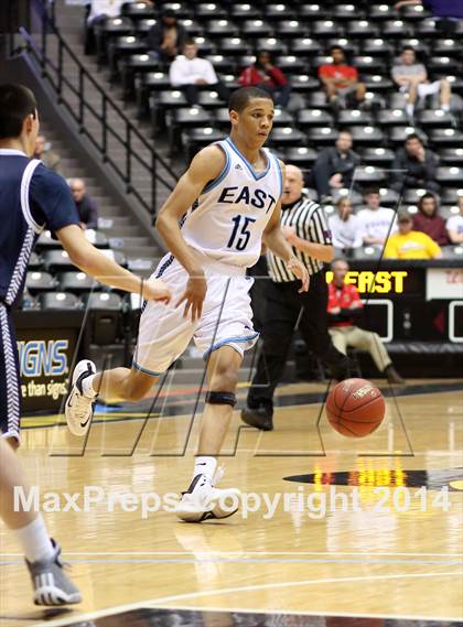 Thumbnail 2 in East vs. Blue Valley North (KSHSAA 6A Quarterfinal) photogallery.