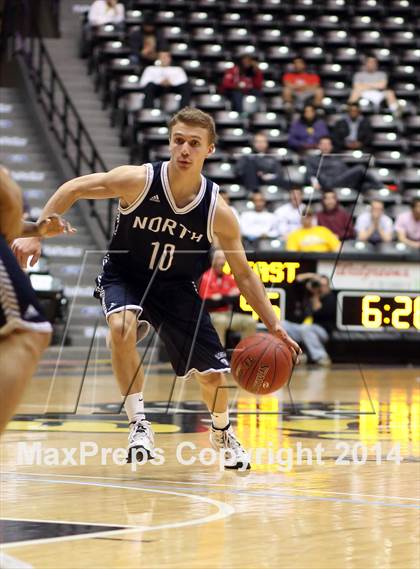 Thumbnail 3 in East vs. Blue Valley North (KSHSAA 6A Quarterfinal) photogallery.