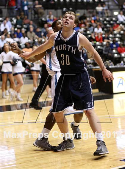 Thumbnail 3 in East vs. Blue Valley North (KSHSAA 6A Quarterfinal) photogallery.