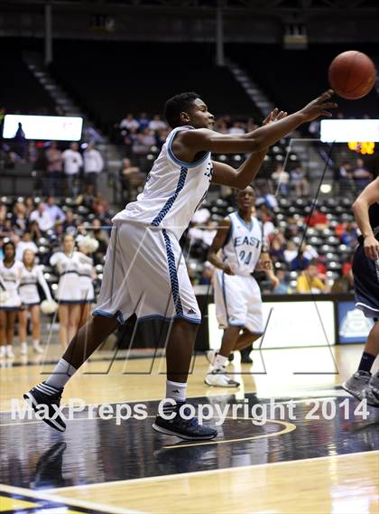 Thumbnail 2 in East vs. Blue Valley North (KSHSAA 6A Quarterfinal) photogallery.