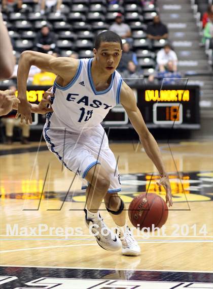 Thumbnail 2 in East vs. Blue Valley North (KSHSAA 6A Quarterfinal) photogallery.