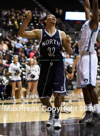 Thumbnail 2 in East vs. Blue Valley North (KSHSAA 6A Quarterfinal) photogallery.