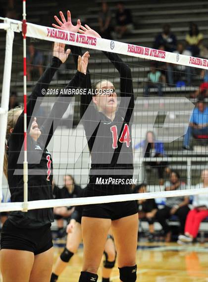 Thumbnail 3 in Goose Creek Memorial vs. Dawson (UIL 6A Area Playoff) photogallery.