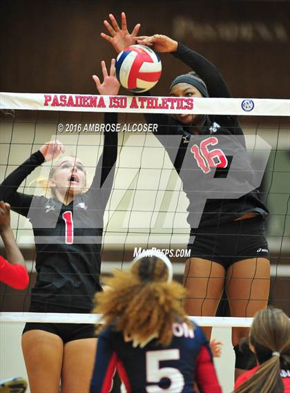 Thumbnail 2 in Goose Creek Memorial vs. Dawson (UIL 6A Area Playoff) photogallery.