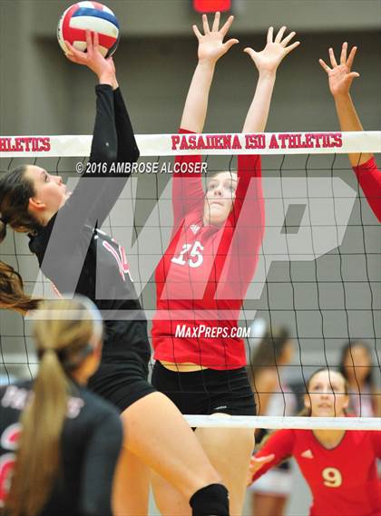 Thumbnail 1 in Goose Creek Memorial vs. Dawson (UIL 6A Area Playoff) photogallery.