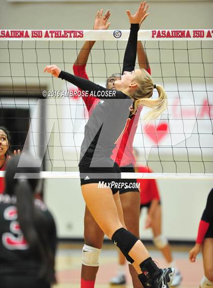 Thumbnail 1 in Goose Creek Memorial vs. Dawson (UIL 6A Area Playoff) photogallery.
