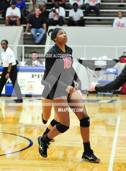 Thumbnail 1 in Goose Creek Memorial vs. Dawson (UIL 6A Area Playoff) photogallery.