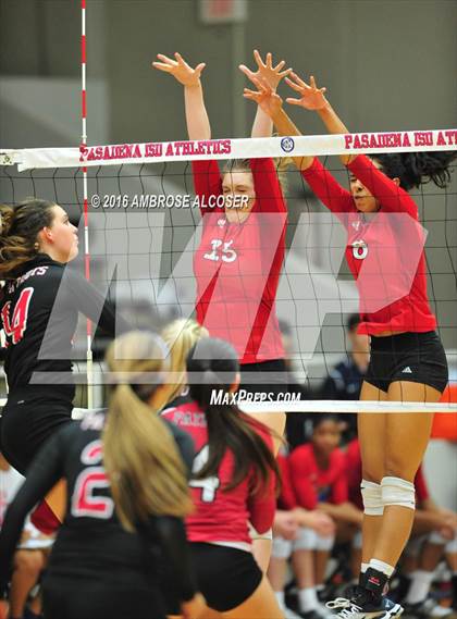 Thumbnail 2 in Goose Creek Memorial vs. Dawson (UIL 6A Area Playoff) photogallery.