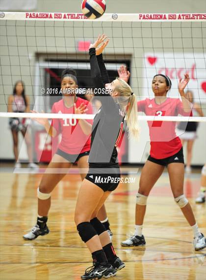 Thumbnail 1 in Goose Creek Memorial vs. Dawson (UIL 6A Area Playoff) photogallery.
