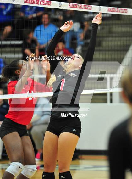 Thumbnail 3 in Goose Creek Memorial vs. Dawson (UIL 6A Area Playoff) photogallery.