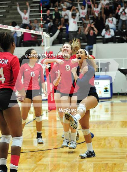 Thumbnail 1 in Goose Creek Memorial vs. Dawson (UIL 6A Area Playoff) photogallery.